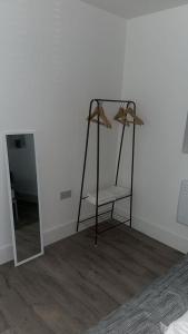 Postel nebo postele na pokoji v ubytování Bright Studio Near Kew Gardens & Heathrow