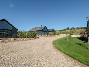 a gravel driveway with a house in the background at Stags Mount in Pickering