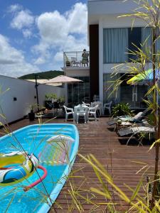 a house with a swimming pool next to a building at MarisC&LHouse2-Quarto para casal in Bombinhas