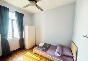 Un dormitorio con una cama en una habitación con ventana. en Tamara Presint 8 Putrajaya Lakeview Suites, en Putrajaya 38 fotos más