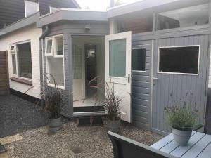 ベルゲンにあるApartment Little Belvedère with private gardenの鉢植えの灰色の家