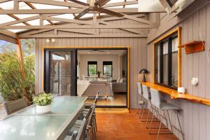 Χώρος καθιστικού στο Townhouse Close to Shops and Beach