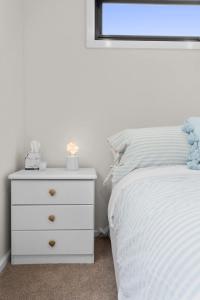 Ένα ή περισσότερα κρεβάτια σε δωμάτιο στο Townhouse Close to Shops and Beach