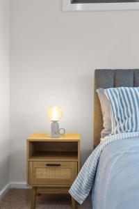 Ένα ή περισσότερα κρεβάτια σε δωμάτιο στο Townhouse Close to Shops and Beach