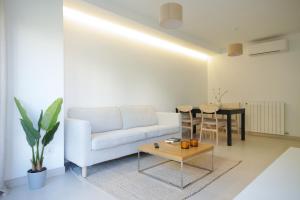 un salon avec un canapé blanc et une table dans l'établissement Beautiful apartment for a short stay, à Palma de Majorque