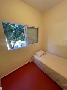 a small bedroom with a bed and a window at La Casona in Posadas