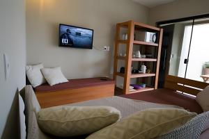 Μια τηλεόραση ή/και κέντρο ψυχαγωγίας στο Casa com piscina privativa, 4 minutos da praia