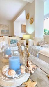 Postel nebo postele na pokoji v ubytování Covas Seabreeze Cottage + 90 fotografií