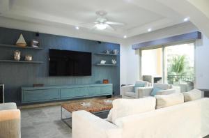 TV a/nebo společenská místnost v ubytování Playa Royale 3 Bedrooms 3 bathrooms FREE Wifi Condo 3506