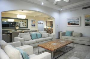 Posezení v ubytování Playa Royale 3 Bedrooms 3 bathrooms FREE Wifi Condo 3506