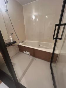 田辺市にあるSamsara Inn 今だけオープン特別価格のバスタブと洗面台のあるバスルーム