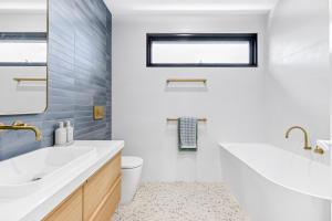 Koupelna v ubytování Colite Luxury Barwon Heads Sleeps 8 Rooftop deck 2 minute walk to the main shops river and parks + 16 fotografií