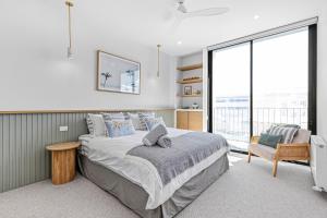 Postel nebo postele na pokoji v ubytování Colite Luxury Barwon Heads Sleeps 8 Rooftop deck 2 minute walk to the main shops river and parks