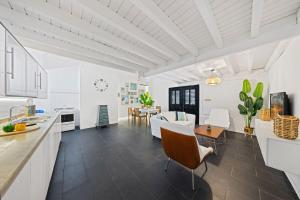 Kuchyň nebo kuchyňský kout v ubytování Stylish Aruba Getaway, Close To Beach, Cozy For 2