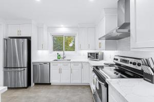 Gallery image of Charming 3-Bed House with Hot Tub close to Downtown in Barrie