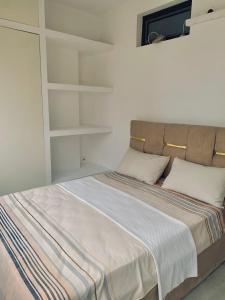 Una cama o camas en una habitación de Apartamento T1 no centro de Luanda