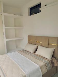 Una cama o camas en una habitación de Apartamento T1 no centro de Luanda