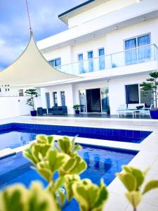 Bazén v ubytování ENZO Hotspring Resort Lakewood nebo v jeho okolí