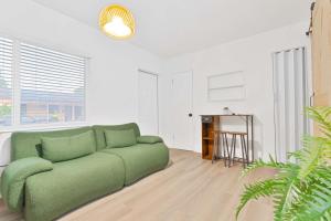 Χώρος καθιστικού στο Luxury Miami Studio Close to Wynwood & Downtown