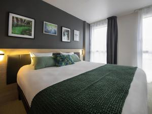 Ένα ή περισσότερα κρεβάτια σε δωμάτιο στο Aparthotel & Spa Adagio Vannes +83 φωτογραφίες