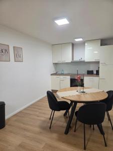シファーシュタットにあるStellaのテーブルと椅子とキッチンのある部屋