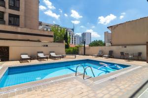 a swimming pool on top of a building at Flat próximo Aero Congonhas in São Paulo