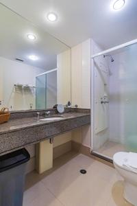 Un baño con ducha, lavabo e inodoro. en Flat próximo Aero Congonhas, en São Paulo