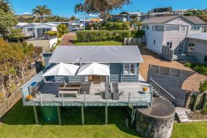 une vue aérienne sur une maison avec une terrasse dans l'établissement The Cottage - Oneroa's Best Viewpoint, à Waiheke Island