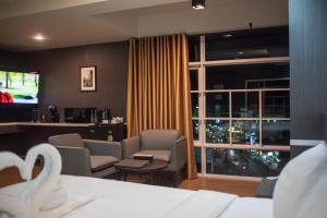 una stanza d'albergo con un albero di Natale fuori dalla finestra di โรงแรมริเวอร์ ซิตี้ ปัตตานี a Ban Ru Sa Mi Lae