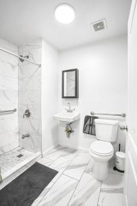 une salle de bain avec toilettes, lavabo et douche dans l'établissement Homelike suites in the heart of China Town, à New York