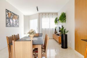 a dining room with a table and chairs at Casa espaçosa com quintal perto da lagoa in Araruama