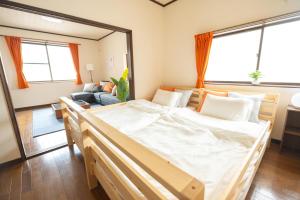 a bedroom with a bed and a living room at MarunoStay-最大8名-プロジェクター完備-アクセス良好-岡山城後楽園徒歩圏内 in Okayama