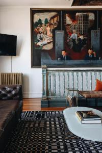 ルイスビルにあるThe Bellwether Hotelのソファと壁に絵が飾られたリビングルーム