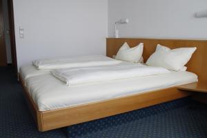Postel nebo postele na pokoji v ubytování Hotel Schwanau garni