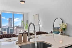 cocina con fregadero y ventana grande en Downtown Miami Luxury Two Bed Two Bath, en Miami