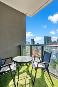 Dos sillas y una mesa en un balcón con vista. en Downtown Miami Luxury Two Bed Two Bath, en Miami