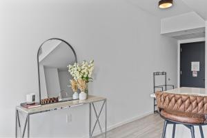tocador con espejo y silla en Downtown Miami Luxury Two Bed Two Bath, en Miami