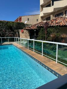 une piscine devant un bâtiment dans l'établissement Aconchego da praia, à Arraial do Cabo