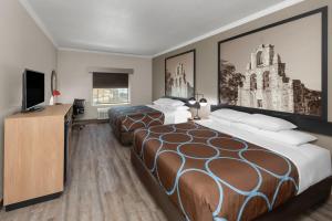 Ένα ή περισσότερα κρεβάτια σε δωμάτιο στο Super 8 by Wyndham San Antonio/Alamodome Area +40 φωτογραφίες