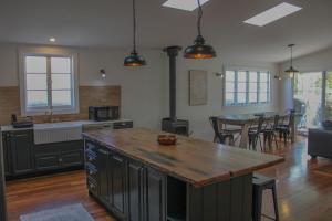 Una cocina o cocineta en Crescent Banks at Crescent Head