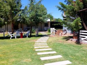 a stepping stone path in the grass in a yard at Ideal Alojamiento in Lunlunta