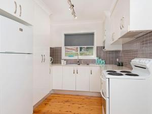 Una cocina o cocineta en Manyana back unit only at Crescent Head