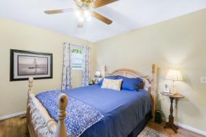 een slaapkamer met een bed en een plafondventilator bij Pennington Place Lookout Mtn in Rising Fawn