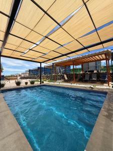 a large swimming pool with an overhead roof at Cabañas aldebaran cienega redonda 