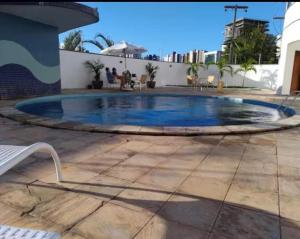 a swimming pool in the middle of a courtyard at Apto amplo no Renascença in São Luís