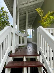 NaalehuにあるAvocado Houseの玄関につながる木製の階段のある家