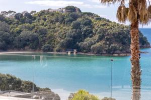 - Vistas a una playa con palmeras en Waikare House - Above Oneroa Bay, en Waiheke Island