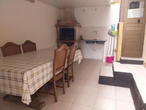 una cucina con un tavolo e sedie in una stanza di Serra da Estrela Superior Dany Flat a Seia Altre 13 foto