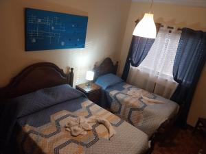 una camera da letto con due letti con asciugamani sopra di Seia Flat Mountain Seia View a Seia