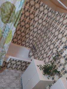 un bagno con doccia con tenda da doccia di Seia Flat Mountain Seia View a Seia